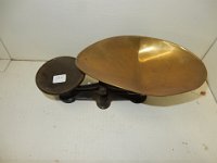 124)  SMALL BALANCE SCALE WITH BRASS PAN